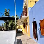 فيلة Roots House *