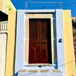 فيلة Roots House