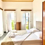 فيلة Roots House *