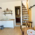 فيلة Roots House